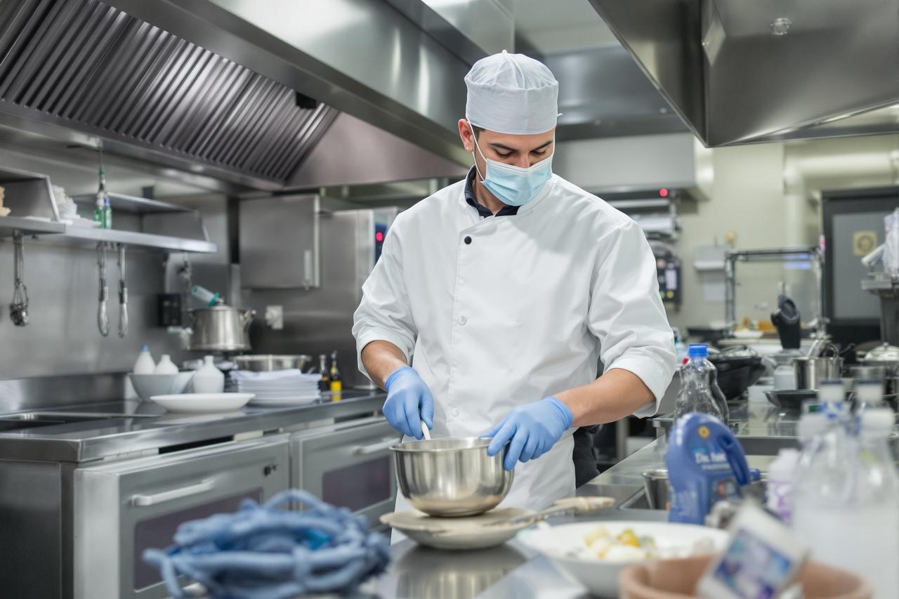 某知名餐饮连锁被曝后厨卫生问题，暗访视频触目惊心